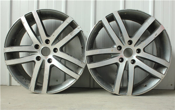 Q7輪轂拉絲修復(fù)前